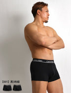 男性モデルがCalvin Kleinの黒いローライズボクサーパンツを着用。 シンプルなデザインでフィット感があり、マイクロファイバー素材の快適な履き心地。3枚セット。