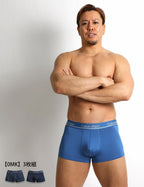 男性モデルがCalvin Kleinのスカイブルーのローライズボクサーパンツを着用。 爽やかな色合いとマイクロファイバー素材の滑らかな肌触りが特徴の3枚セット。 メンズ下着 CK Microfiber Plus。