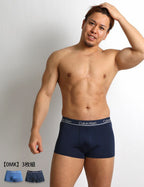 男性モデルがCalvin Kleinのネイビーのローライズボクサーパンツを着用。 スタイリッシュで動きやすく、吸汗速乾素材の快適なフィット感を実現した3枚セット。 カルバンクライン CK Microfiber Plus メンズ下着。